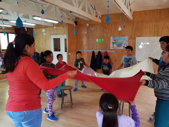 Kinderen in een school op Chiloé